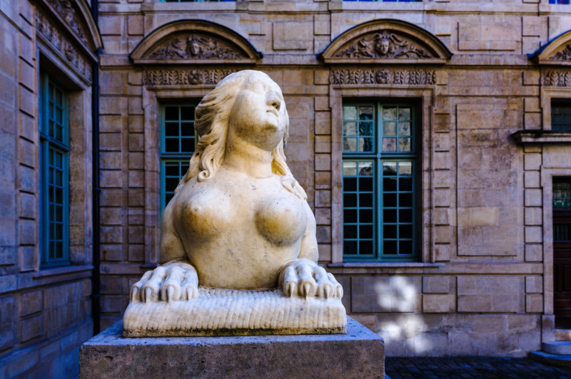 D1051843